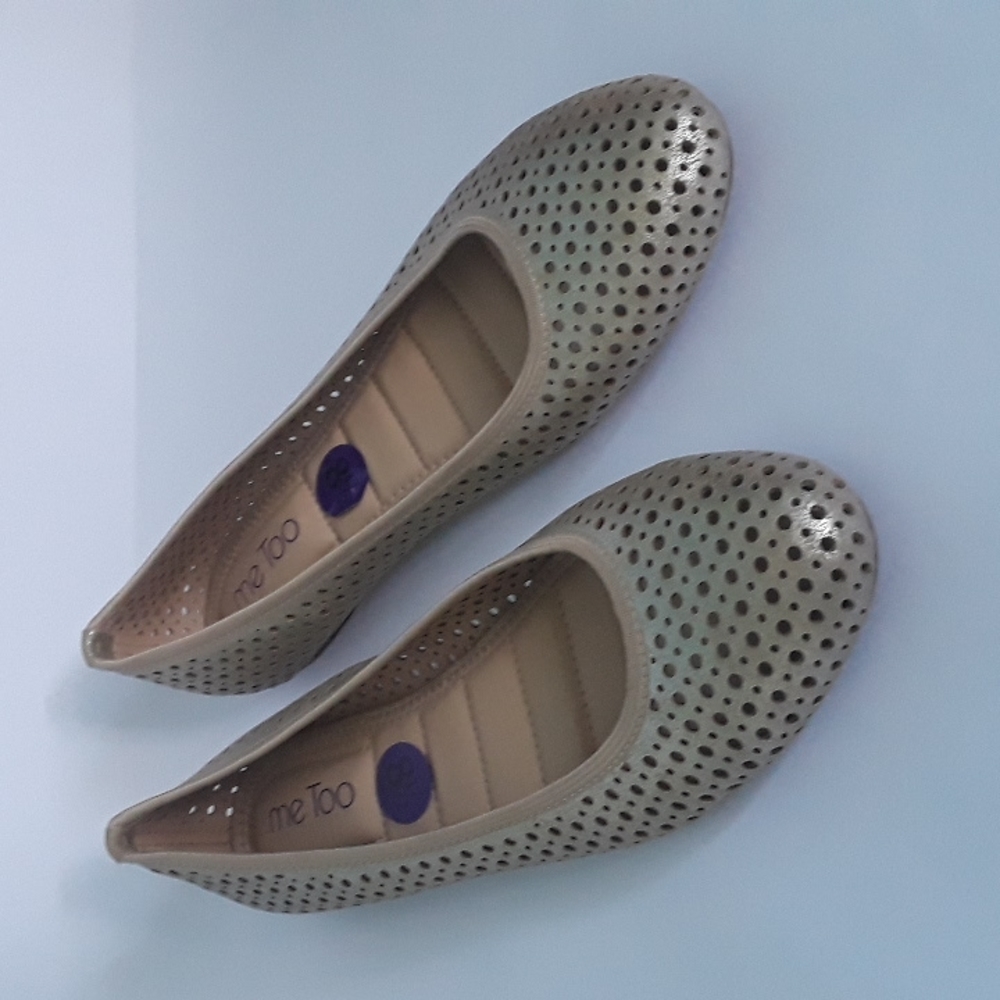 Flat shoes in soft gold/ new